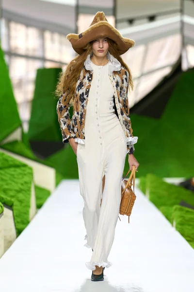 Look 19